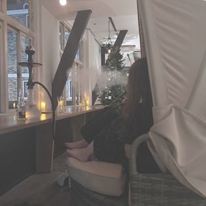 SHISHAでチル体験する女性