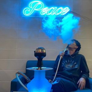 SHISHAを楽しむ男性